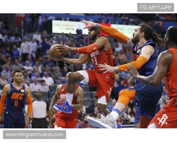 《篮球运动员如何在比赛中突破极限提升自我表现与团队合作》